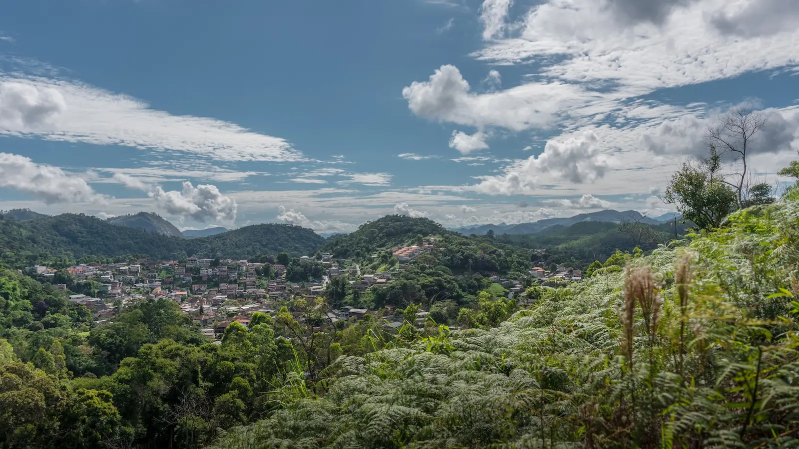 Vista panorâmica de Nova Friburgo e das montanhas a partir do Magnólias II